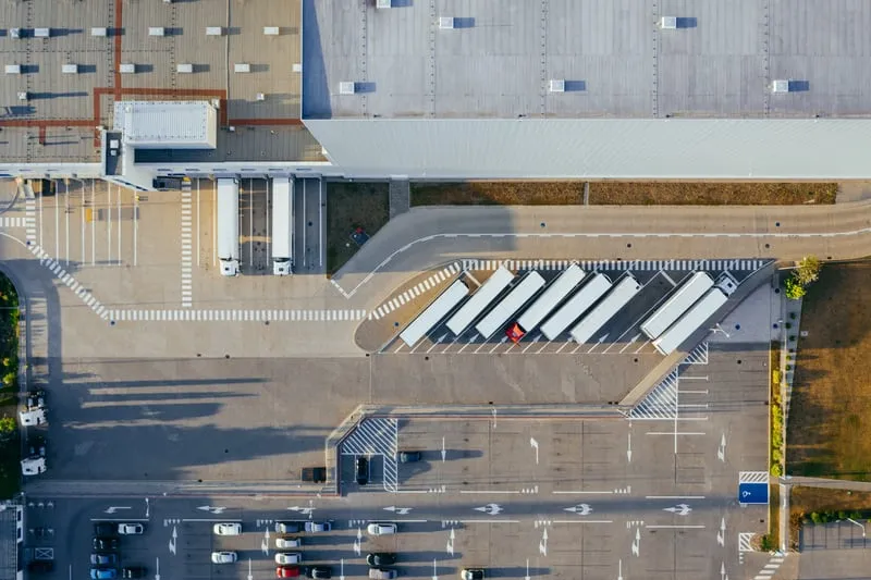 Vogelperspektive eines Industriegeländes wo Telefonkabinen hergestellt werden. 