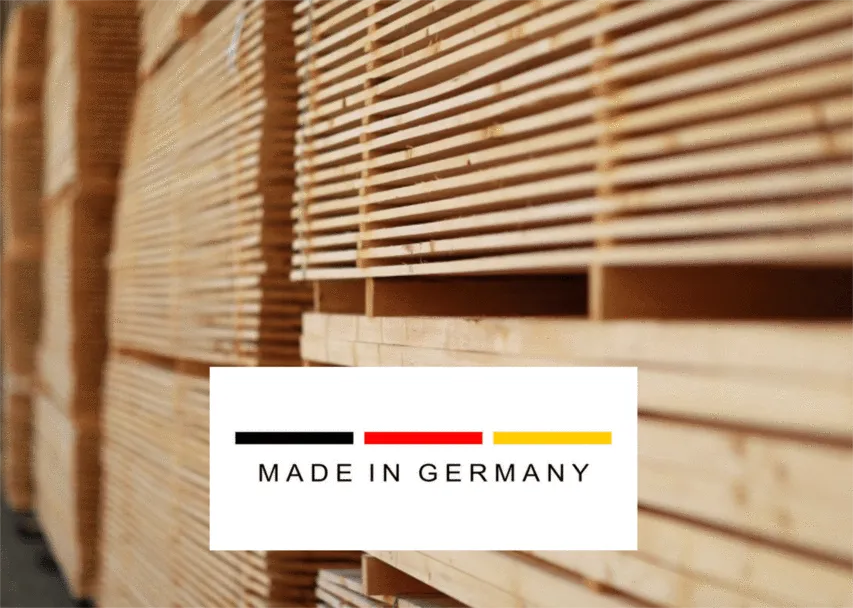 Auf einander gestapelte Holzbretter mit einem Made in Germany Logo für unsere Raum in Raum Systeme.